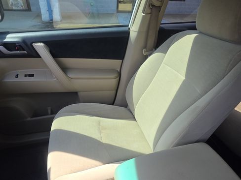 Used 2012 Toyota Highlander FWD w/ Tech Pkg image 12