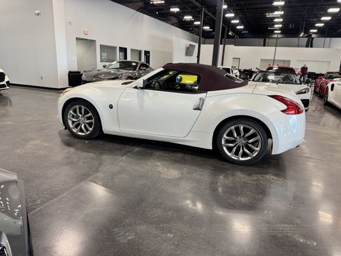 Used 2010 Nissan 370Z Touring image 6