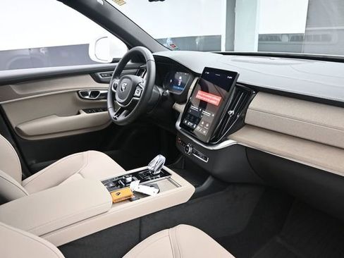 New 2026 Volvo XC90 B6 Plus w/ Protection Package Premier AWD/4WD image 28