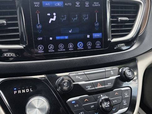Used 2017 Chrysler Pacifica Touring-L FWD image 13