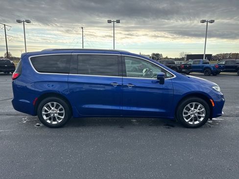 Used 2021 Chrysler Pacifica Touring-L w/ Uconnect Theater Family Group image 37