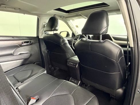 Used 2024 Toyota Highlander Limited FWD image 31