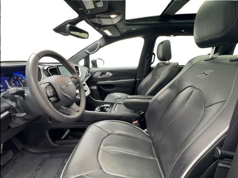 Used 2025 Chrysler Pacifica Limited FWD image 19