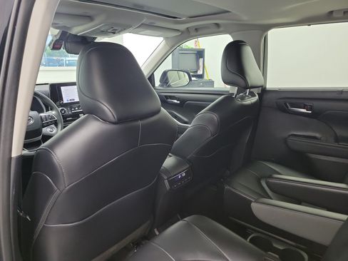 Certified 2024 Toyota Highlander XLE FWD image 12