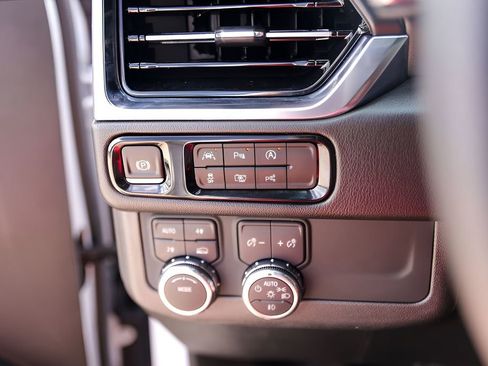 Used 2025 GMC Yukon XL Denali AWD/4WD image 15