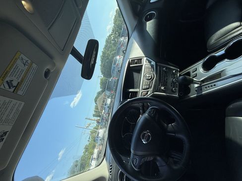 Used 2020 Nissan Pathfinder SL FWD image 5