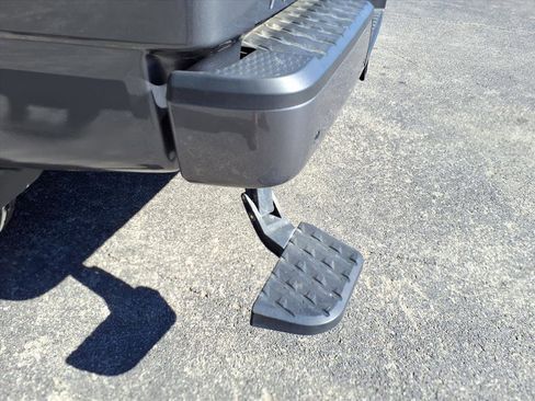 Used 2024 Nissan Titan SV w/ SV Convenience Package image 11