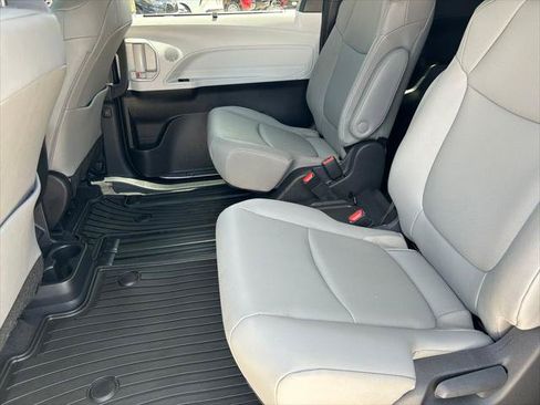 Certified 2026 Toyota Sienna XLE FWD image 17