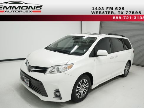 Used 2019 Toyota Sienna XLE w/ XLE Navigation Package FWD image 1