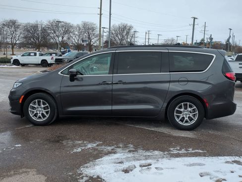 Used 2022 Chrysler Pacifica Touring-L image 5