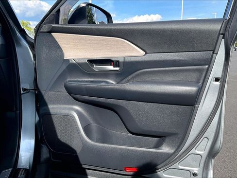 Used 2025 Toyota Grand Highlander AWD image 23