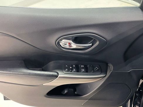 Used 2019 Jeep Cherokee Latitude Plus image 17