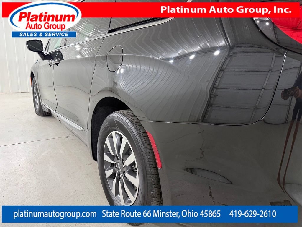 Used 2023 Chrysler Pacifica Limited FWD image 46