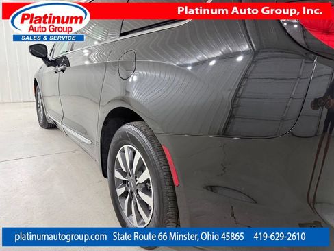 Used 2023 Chrysler Pacifica Limited FWD image 46