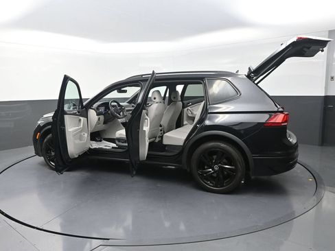 Used 2024 Volkswagen Tiguan SE R-Line AWD/4WD image 33