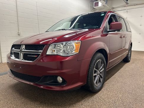 Used 2016 Dodge Grand Caravan SXT image 5