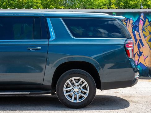 Used 2021 Chevrolet Suburban LT RWD image 8