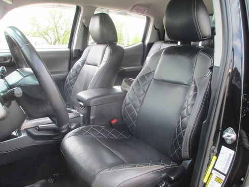 Used 2019 Toyota Tacoma SR5 image 20