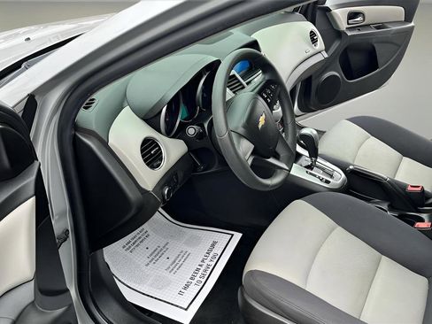 Used 2015 Chevrolet Cruze LS FWD image 13