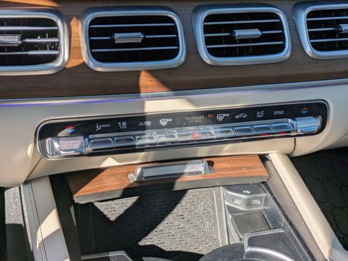 Used 2024 Mercedes-Benz GLS 450 4MATIC image 25