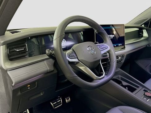 New 2025 Volkswagen Tiguan SE R-Line image 9