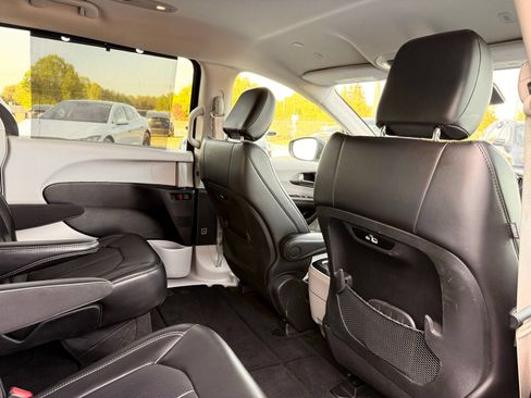 Used 2023 Chrysler Pacifica Touring-L FWD image 27