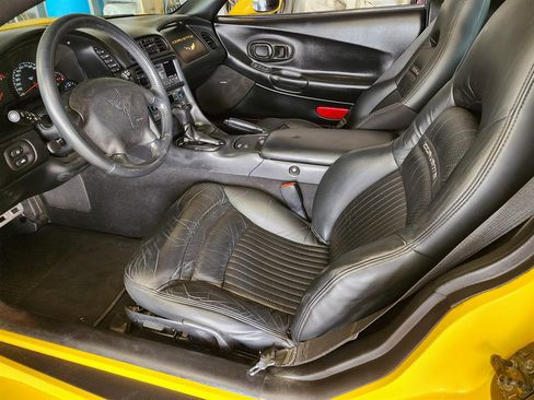 Used 2004 Chevrolet Corvette Coupe w/ Preferred Equipment Group RWD image 19