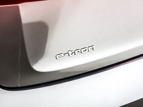 Used 2022 Audi e-tron Premium w/ Convenience Plus Package image 10