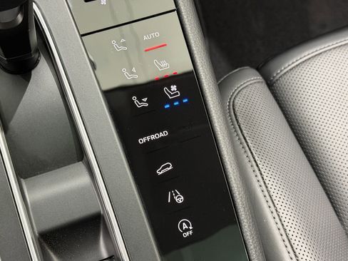 Certified 2025 Porsche Macan AWD/4WD image 37