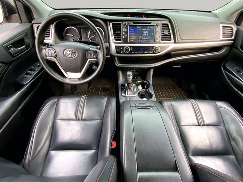 Used 2019 Toyota Highlander SE AWD/4WD image 16