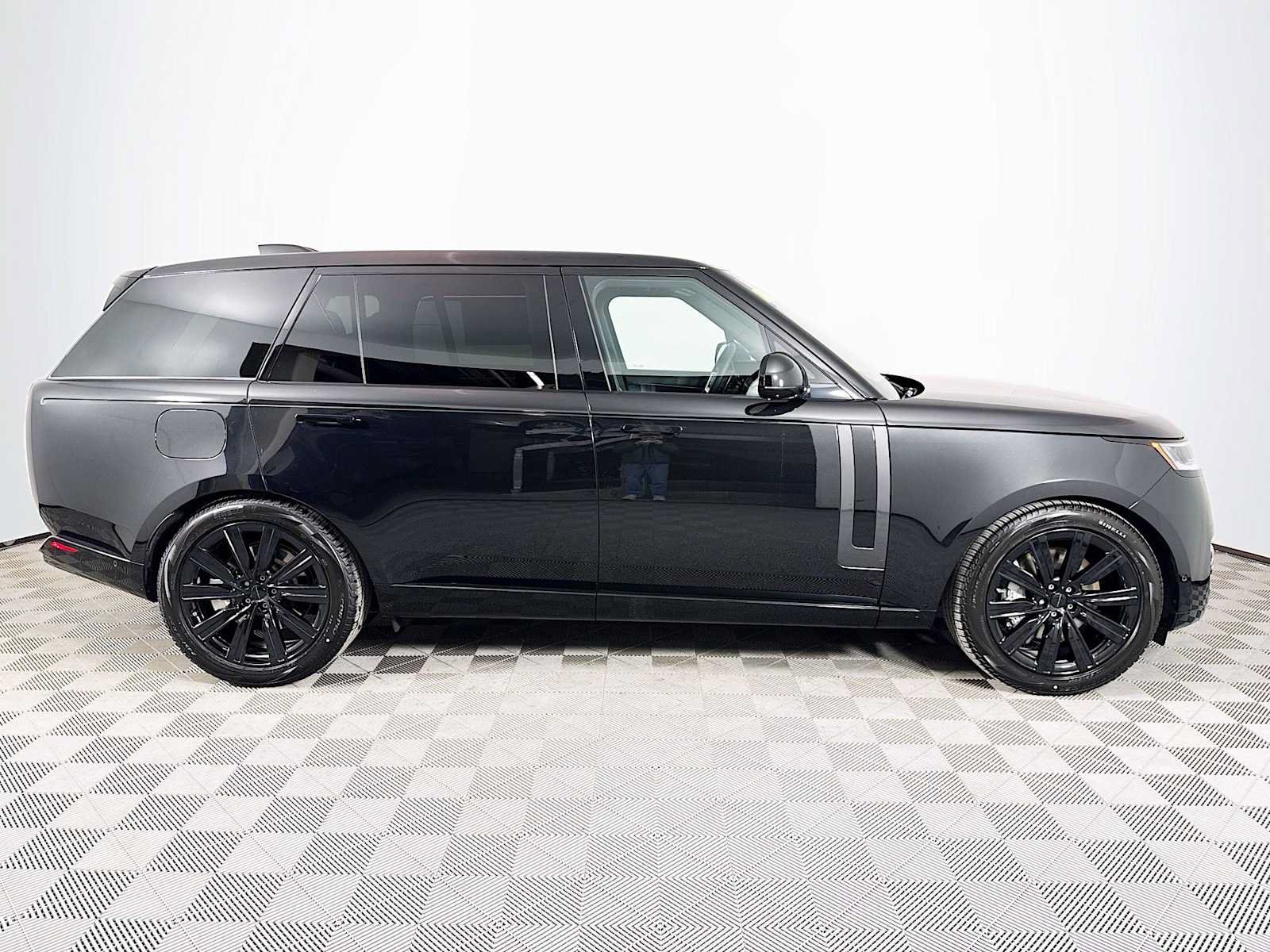New 2026 Land Rover Range Rover Long Wheelbase SE AWD/4WD image 3