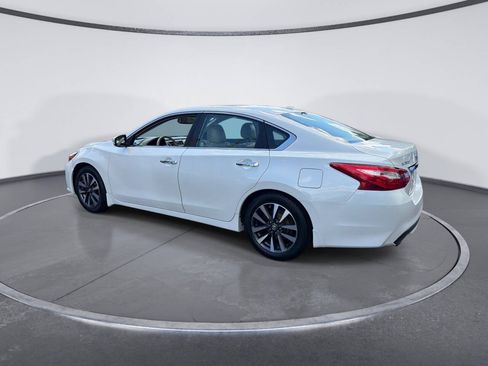 Used 2017 Nissan Altima 2.5 SL w/ Technology Package FWD image 3