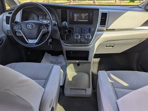 Certified 2017 Toyota Sienna L image 5
