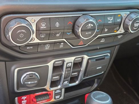 Used 2023 Jeep Gladiator Rubicon w/ Cold Weather Group AWD/4WD image 25