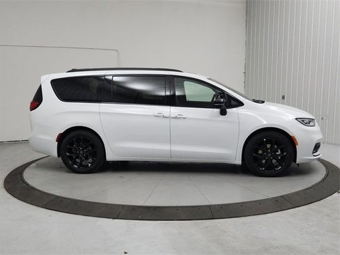 New 2026 Chrysler Pacifica Limited w/ S Appearance Package image 8