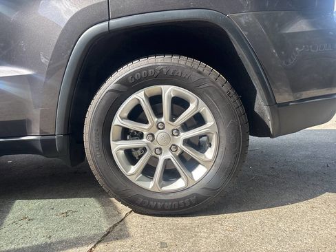 Used 2021 Jeep Grand Cherokee Laredo image 15