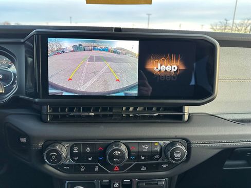 Used 2025 Jeep Wrangler Unlimited Sahara AWD/4WD image 16