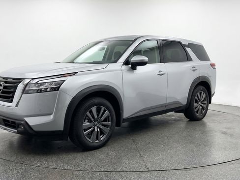 Used 2025 Nissan Pathfinder SV AWD/4WD image 3