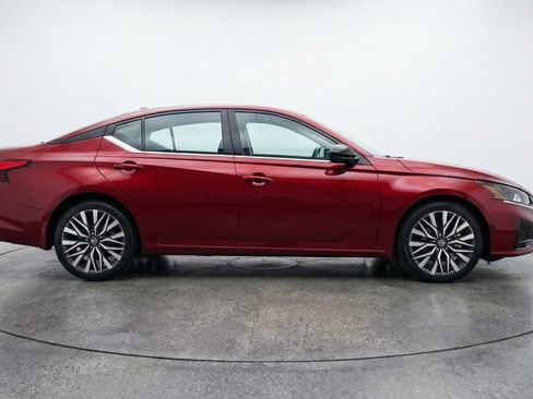 Used 2025 Nissan Altima 2.5 SV FWD image 11