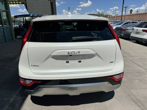 Used 2024 Kia Niro EX Touring image 13