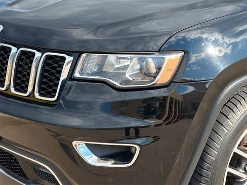 Used 2017 Jeep Grand Cherokee Limited image 3