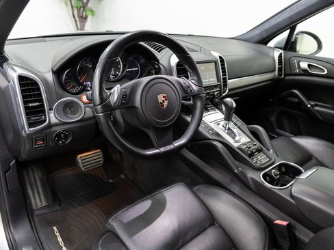 Used 2011 Porsche Cayenne Turbo AWD/4WD image 6