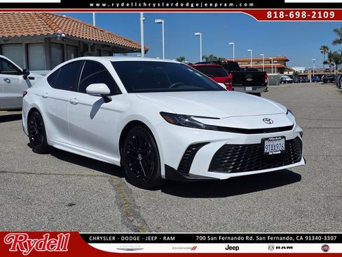 Used 2025 Toyota Camry SE FWD image 1