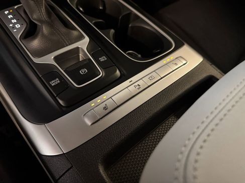 Used 2024 Kia Carnival LX image 30