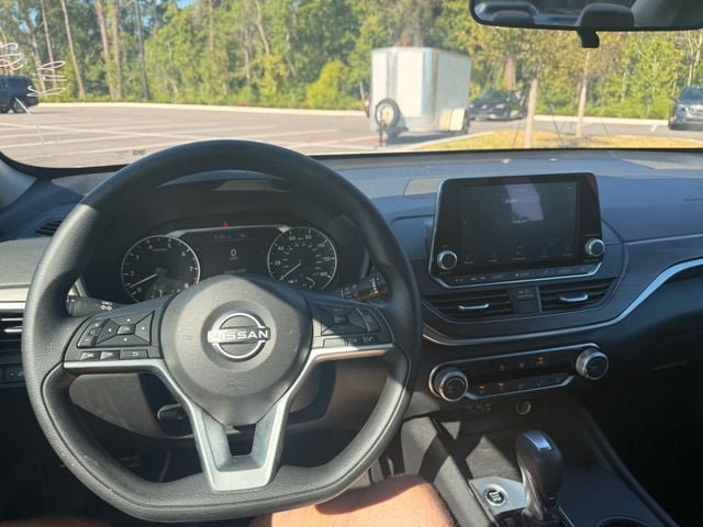 Used 2025 Nissan Altima 2.5 SV FWD image 2