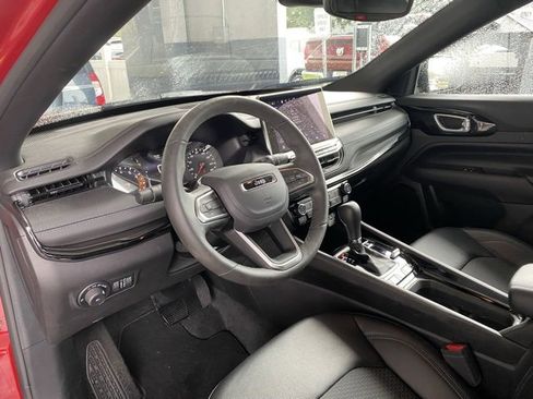 Used 2025 Jeep Compass Latitude w/ Altitude Special Edition image 8