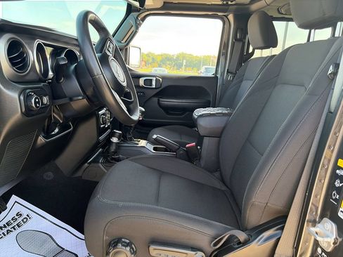 Used 2023 Jeep Gladiator Sport AWD/4WD image 16