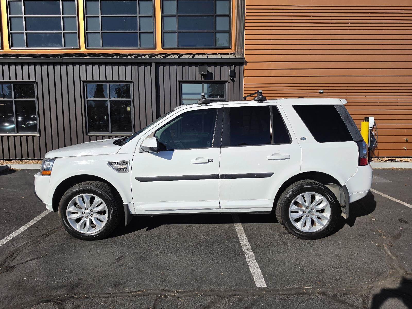 Used 2013 Land Rover LR2 HSE AWD/4WD image 2