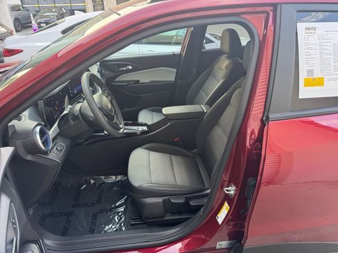 Used 2025 Chevrolet Trax LT image 24