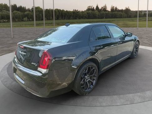 Used 2019 Chrysler 300 S RWD image 5